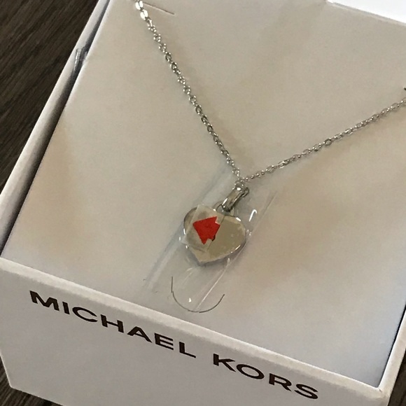 **BNWT Michael Kors Heritage Heart Necklace - Picture 3 of 6